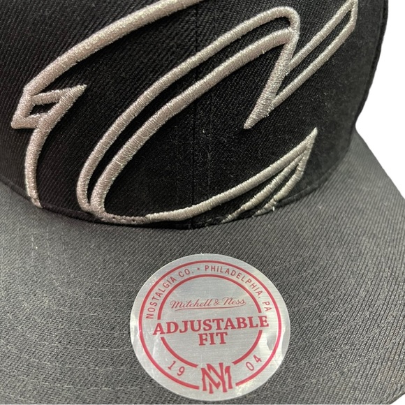 Black Cleveland Cavaliers Mitchell Ness Snap Back - Picture 4 of 7